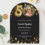 黒い金ゴールドフォトスター50th誕生日アーチ 招待状<br><div class="desc">50モダン歳のスタイリッシュ誕生日パーティーへの招待。クラシックの黒い背飾景、金ゴールドフェイク星。カスタマイズしてパーティー詳細を追加する。</div>