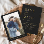 黒い金ゴールド写真ミニマルエレガントリストを保存 セーブザデート<br><div class="desc">の黒結婚と金ゴールド正面に写真がある日付カードを保存する。Save the Dateカードには手で書いたモダン草書タイポグラフィが含まれエレガント、シンプルとミニマルモダンムな結婚式の日のお祝いの後に使用すシンプルる。</div>