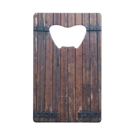 黒い鉄の支えを持つ古い茶色の木製ドア クレジットカード栓抜き (正面)