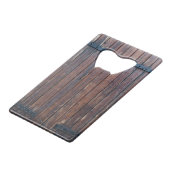 黒い鉄の支えを持つ古い茶色の木製ドア クレジットカード栓抜き (正面アングル)