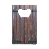 黒い鉄の支えを持つ古い茶色の木製ドア クレジットカード栓抜き (裏面)