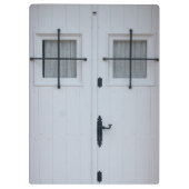 黒い錬鉄のバーが付いている白い木のドア クリップボード (裏面)