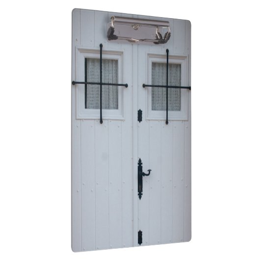 黒い錬鉄のバーが付いている白い木のドア クリップボード (右)