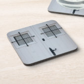 黒い鍛鉄細工のある白い木製のドア コースター (左側)