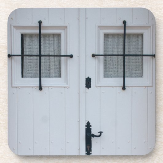 黒い鍛鉄細工のある白い木製のドア コースター (正面)