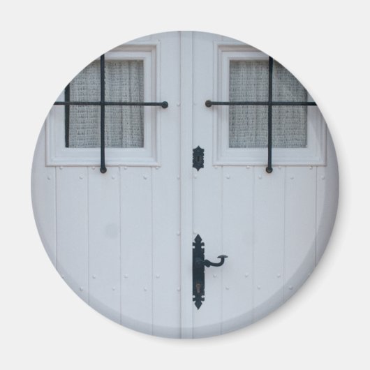 黒い鍛鉄細工のある白い木製のドア マグネット (正面)