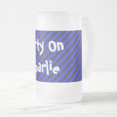 黒い青の薄い対角線ストライプ色 フロストグラスビールジョッキ (正面右)