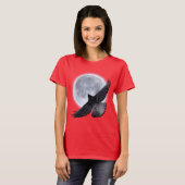 黒い飛んでいるレイヴンが月を抱くデザイン Tシャツ (正面フル)