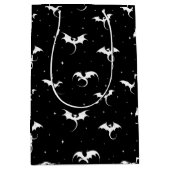 黒い飛んでいる背景にドラゴンと星 ミディアムペーパーバッグ (正面)