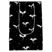 黒い飛んでいる背景にドラゴンと星 ミディアムペーパーバッグ (裏面)