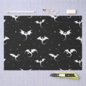 黒い飛んでいる背景にドラゴンと星 薄葉紙 (クラフト)