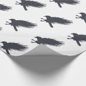 黒い飛んでいるraven – 背景色を選択 ラッピングペーパー (角)