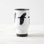 黒い飛んでいるRaven Gothic、Celtic、ウィッカ信者 トラベルマグ (中央)