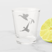 黒い飛行はシルエットを引込めます ショットグラス (裏面)