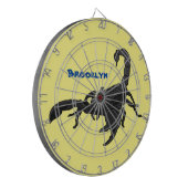 黒い飢えたサソリの漫画イラストレーション ダーツボード (正面左)