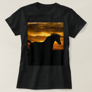 黒い馬の日没のシルエット Tシャツ