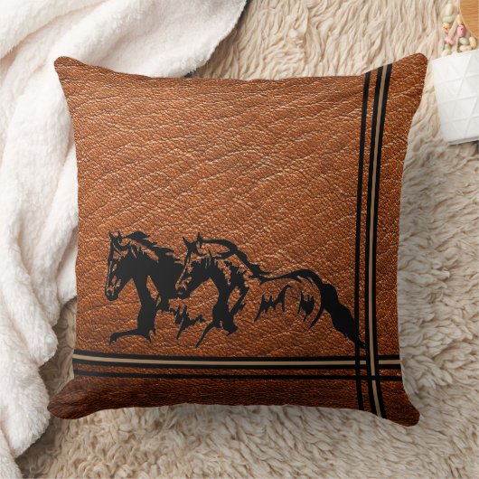 黒い馬を茶色の皮フェイクに乗せ クッション (ブランケット)