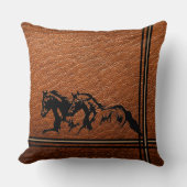 黒い馬を茶色の皮フェイクに乗せ クッション (正面)