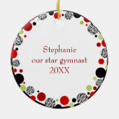 黒い髪の体育専門家の赤く、黒い及び緑のパーソナライズ セラミックオーナメント (裏面)