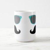 黒い髭および水の青いサングラスのユーモア コーヒーマグカップ (中央)