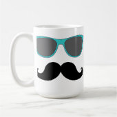 黒い髭および水の青いサングラスのユーモア コーヒーマグカップ (左)