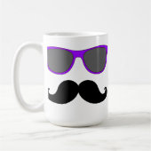 黒い髭および紫色のサングラスのユーモア コーヒーマグカップ (左)