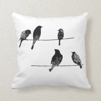 黒い鳥が針路を擦り切れた描く クッション