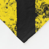 黒い黄色のグランジ注意テープストライプのパターン フリースブランケット (角)