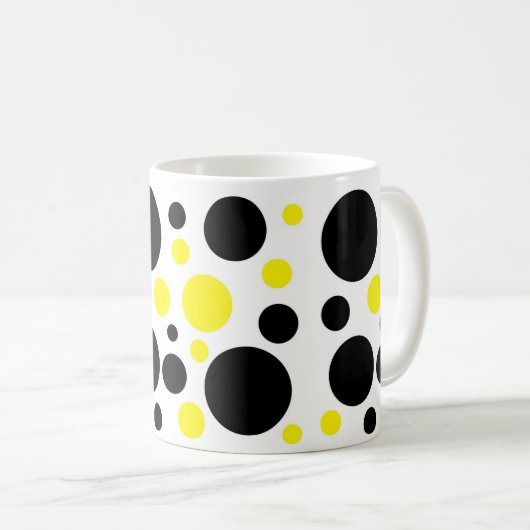 黒い黄色の抽象芸術円のドット コーヒーマグカップ (正面右)
