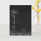 黒い黒板にデイジーを付ける カード (黄色い花)