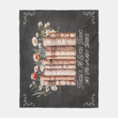 黒い黒板に花と引用文が咲く本 フリースブランケット (正面)