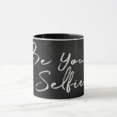 黒い黒板に"be your selfie"の文字 マグカップ (中央)