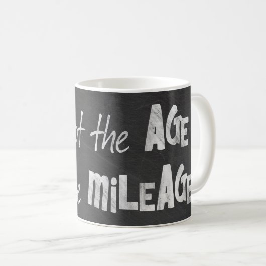 黒い黒板の上のユーモア コーヒーマグカップ (正面右)