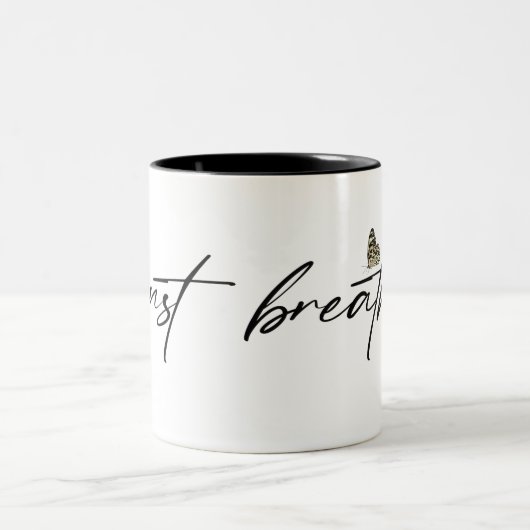 黒い「呼吸する」文字 ツートーンマグカップ (中央)