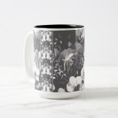 、黒い、灰色白い、蘭の穀物の数々のな花柄 ツートーンマグカップ (正面左)