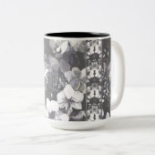 、黒い、灰色白い、蘭の穀物の数々のな花柄 ツートーンマグカップ (正面右)