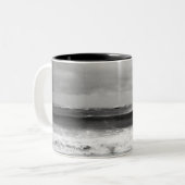 黒いBarrellの波のマグ ツートーンマグカップ (正面左)