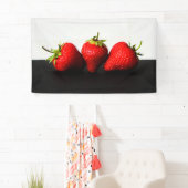 黒いBnrcnaの上の白のイチゴ 横断幕 (インサイチュ)