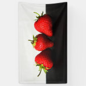 黒いBnrcnaの上の白のイチゴ 横断幕 (縦)
