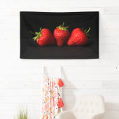 黒いBnrcnaの3つのイチゴ 横断幕 (インサイチュ)