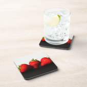 黒いcoastercn Beveragの上に白のイチゴ コースター (右側)