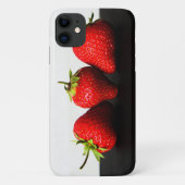黒いiphcnmの上に白いイチゴ Case-Mate iPhoneケース (裏面)