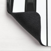黒いnの白いピアノキーボードのキーの画像 マウスパッド (コーナー)