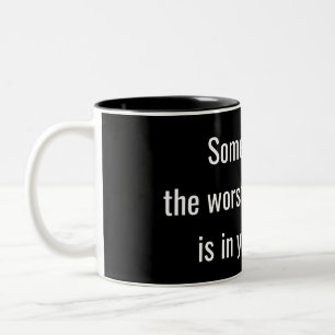 黒おもしろいい背景の真実 ツートーンマグカップ