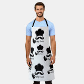 黒おもしろい口ひげカスタム文字シェフハットパターン エプロン (着用した状態)