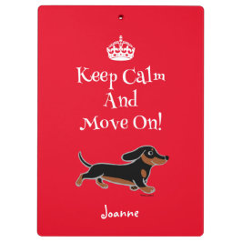 黒およびタンのダックスフントのランニング クリップボード