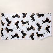 黒およびタンのダックスフントの誕生会 ビーチタオル (正面)