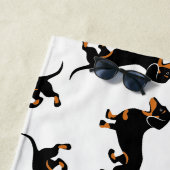 黒およびタンのダックスフントの誕生会 ビーチタオル (インサイチュ)