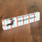 黒およびタンの滑らかな髪のダックスフント デスクネームプレート (側面)