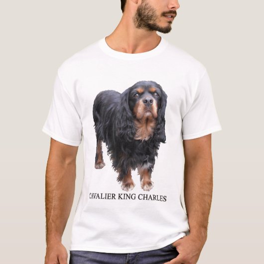 黒およびチャールズブラウン無頓着な王犬 Tシャツ (正面)